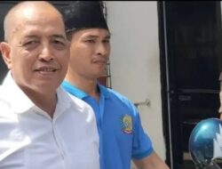 Tampil Berbeda dan Berkepala Plontos, Asri Auzar Hadiri Sidang di PN Pekanbaru