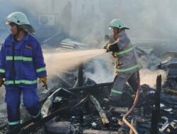 Api Mengamuk di Jalan SM Amin, Petugas Damkar Berjibaku Padamkan Tujuh Kios