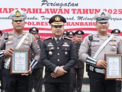 Dua Polisi Pekanbaru Dapat Penghargaan Usai Viral Evakuasi Warga Sakit Saat Penutupan MTQ