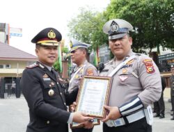 Bantu Warga Sakit di Tengah Kemacetan di MTQ Pekanbaru, Dua Personel Satlantas Diganjar Penghargaan
