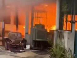 Kebakaran Hebat Ratahan Lima Rumah Petak di Marpoyan Damai