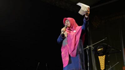 Bupati Siak Afni Zulkifli saat berpuisi.(ist)