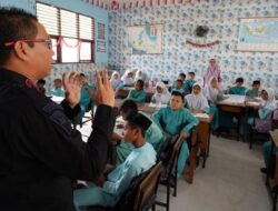 Gegana Brimob Riau Tanamkan Kesadaran Keamanan Sejak Dini kepada Pelajar SD Negeri 99 Pekanbaru