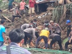 Gerak Cepat Brimob Polda Riau, Jasad Ibu-Anak Korban Banjir Agam Ditemukan