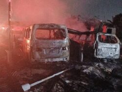 Kobaran Api Hanguskan 12 Kios dan Dua Mobil di Pekanbaru
