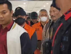 Gubernur Riau Nonaktif Abdul Wahid Tiba di Pekanbaru Pakai Rompi Tahanan