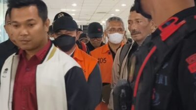 Gubernur Riau Nonaktif Abdul Wahid Tiba di Pekanbaru Pakai Rompi Tahanan
