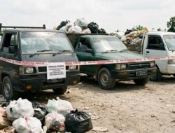 DLHK Pekanbaru Amankan Tiga Mobil Pengangkut Sampah Ilegal di Jalan Air Hitam
