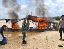 12 Rakit PETI Dimusnahkan di Kuansing, Aksi Tegas Aparat Jaga Lingkungan