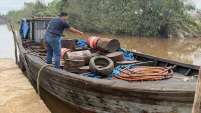 Polda Riau Ungkap Ribuan Liter BBM Ilegal di Pelalawan dan Inhil, Tiga Pelaku Diamankan