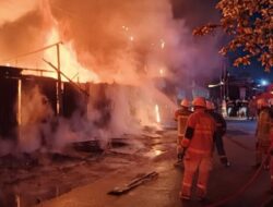 Tengah Malam, Kobaran Api Hanguskan Kios di Jalan Kuau Sukajadi Pekanbaru