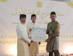 6 Tahun Menimba Ilmu, Santri Ibnu Jarir Tutup Perjalanan dengan Air Mata dan Umrah
