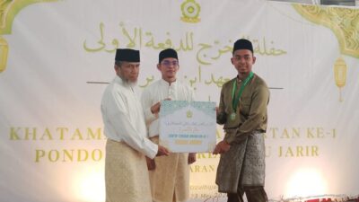 6 Tahun Menimba Ilmu, Santri Ibnu Jarir Tutup Perjalanan dengan Air Mata dan Umrah