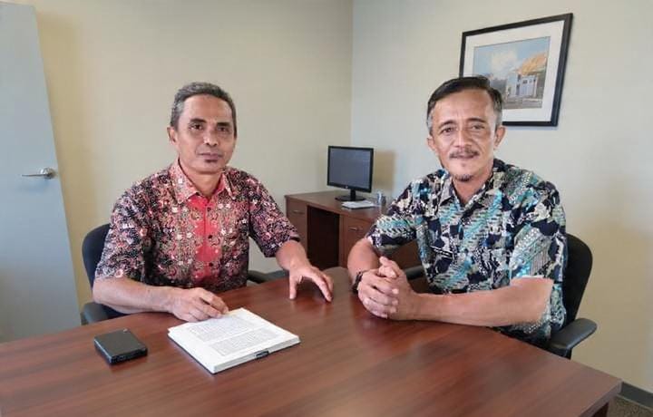 Kepala Dinas Koperasi, UMKM dan Tenaga Kerja, Eko Priyono berfoto dengan Direktur Administrasi dan Keuangan BUMD PT Bumi Meranti, Dafiq Agustri