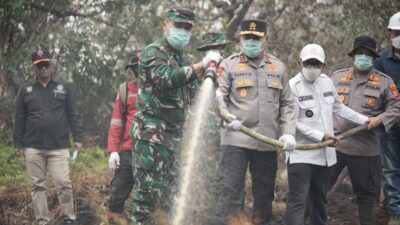 Kapolda Riau dan Pangdam Turun Padamkan Karhutla di Kerumutan